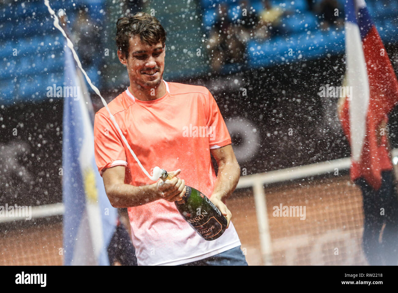 (190304) --Sao Paulo, le 4 mars 2019 (Xinhua) -- Guido Pella de l'Argentine célèbre la victoire contre Christian chilien Garin après la finale chez les hommes de l'Open de tennis du Brésil à Sao Paulo, Brésil, le 3 mars 2019. Guido Pella a gagné 2-0 à revendiquer le titre. (Xinhua/Rahel Patrasso) Banque D'Images