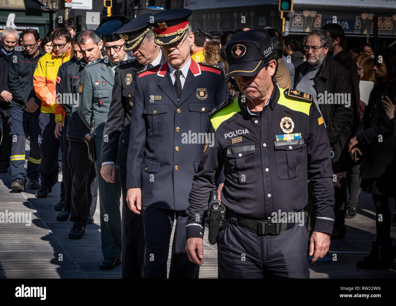 Barcelone, Espagne. 08Th Mar, 2019. Commandants des organes de sécurité de l'État sont perçus au cours de la cérémonie de la lecture de l'inscription du mémorial. Découverte de l'inscription commémorative à la mémoire des victimes de l'attaque sur La Rambla est produite le 17 août 2017 lorsqu'un van a délibérément diffusé dans le centre de la promenade qui a fait de nombreux morts et blessés. Credit : SOPA/Alamy Images Limited Live News Banque D'Images