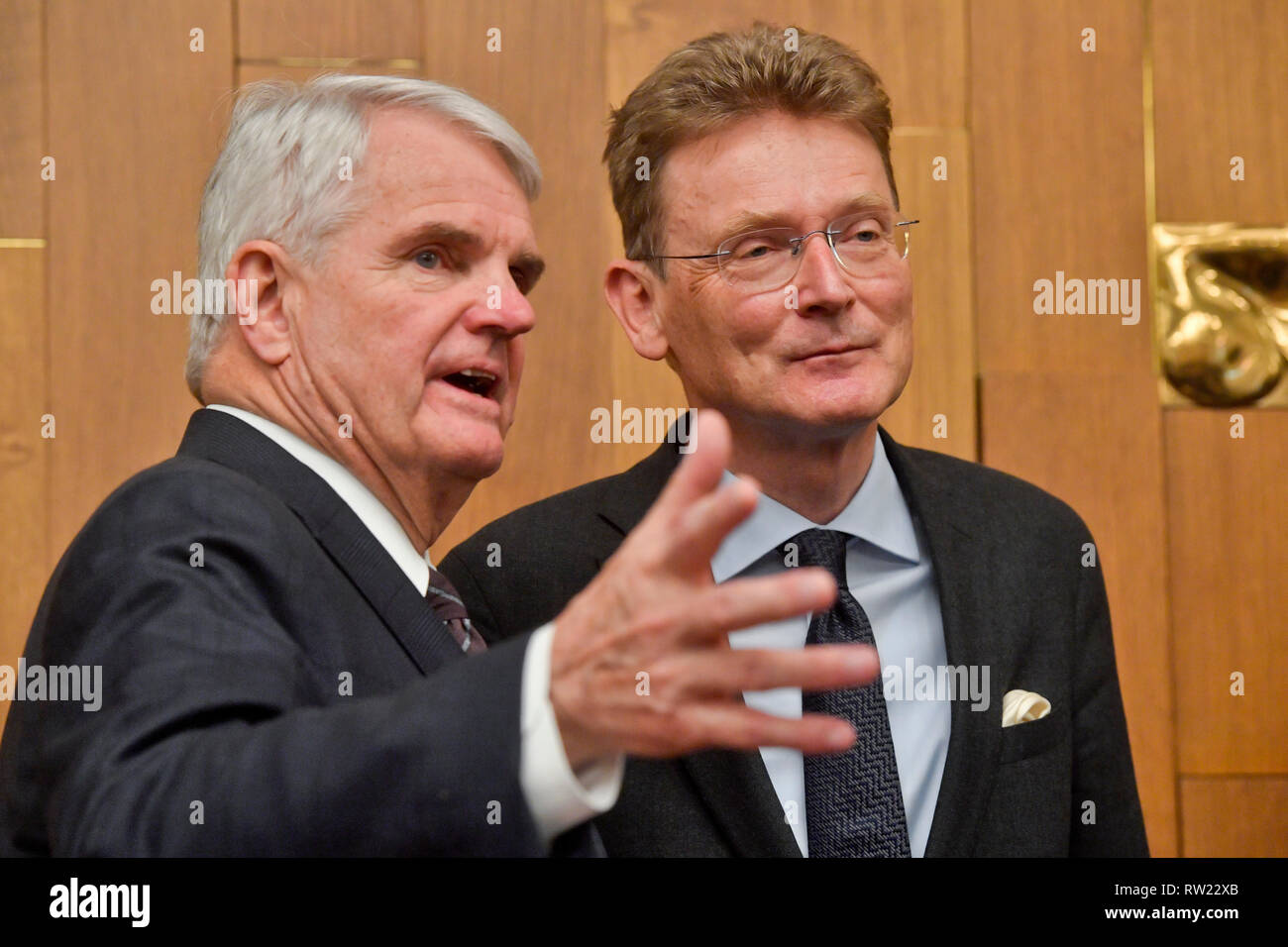 Prague, République tchèque. 08Th Mar, 2019. L-R L'ambassadeur des Etats-Unis à Prague Stephen B. King et l'ambassadeur britannique à Prague Nick Archer assister à '20 ans de la République tchèque à l'OTAN" séminaire, le 4 mars 2019, à Prague, en République tchèque. Photo : CTK Vit Simanek/Photo/Alamy Live News Banque D'Images Prague, République tchèque. 08Th Mar, 2019. L-R L'ambassadeur des Etats-Unis à Prague Stephen B. King et l'ambassadeur britannique à Prague Nick Archer assister à '20 ans de la République tchèque à l'OTAN" séminaire, le 4 mars 2019, à Prague, en République tchèque. Photo : CTK Vit Simanek/Photo/Alamy Live News Banque D'Images