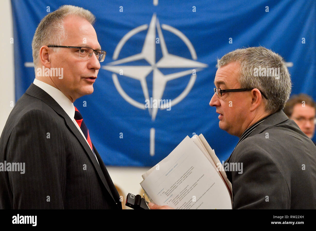 Prague, République tchèque. 08Th Mar, 2019. L-R Directeur de la sécurité Tchèque Information Service (BIS) Michal Koudelka et député de Marek Benda assister à '20 ans de la République tchèque à l'OTAN" séminaire, le 4 mars 2019, à Prague, en République tchèque. Photo : CTK Vit Simanek/Photo/Alamy Live News Banque D'Images Prague, République tchèque. 08Th Mar, 2019. L-R Directeur de la sécurité Tchèque Information Service (BIS) Michal Koudelka et député de Marek Benda assister à '20 ans de la République tchèque à l'OTAN" séminaire, le 4 mars 2019, à Prague, en République tchèque. Photo : CTK Vit Simanek/Photo/Alamy Live News Banque D'Images