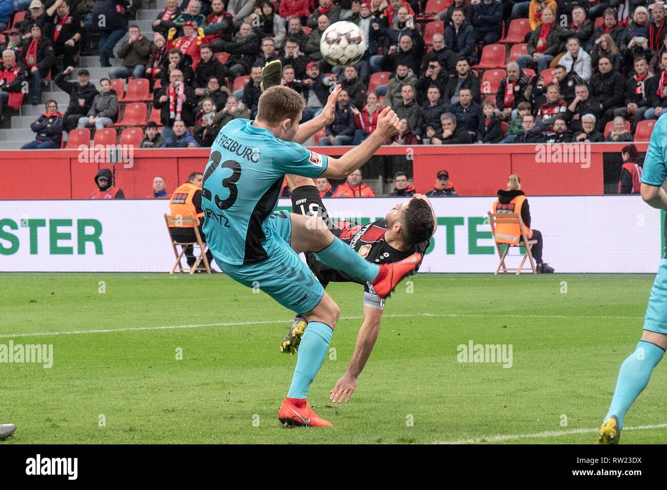 Leverkusen, Allemagne. 14Th Feb 2016. Kevin VOLLAND (LEV, r.) sur une solution de secours (chariot élévateur) requis par Dominique HEINTZ (FR) ; parcours acrobatiques, d'acrobatie, de l'action, la scène de jeu de soccer ; 1. Saison 2018/2019 Bundesliga, ligue, 24. Journée, Bayer 04 Leverkusen (LEV) - SC Freiburg (FR) 2 : 0, le 02/03/2019 à Leverkusen/Allemagne. DFL règlement interdit toute utilisation d'images comme des séquences d'images et/ou quasi-vidéo | Conditions de crédit dans le monde entier : dpa/Alamy Live News Banque D'Images