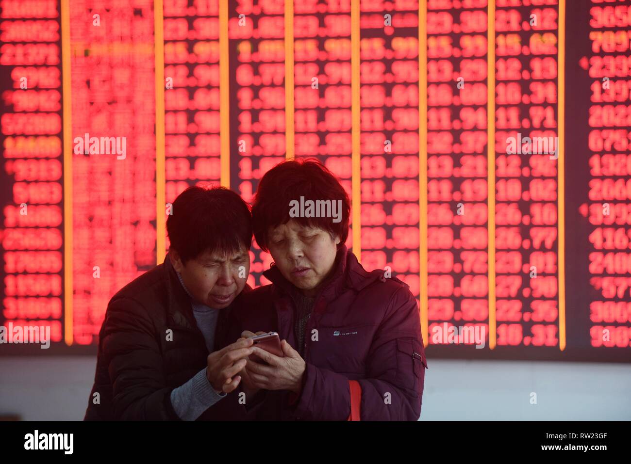 Hangzhou, Chine, Province de Zhejiang. 4e Mar, 2019. Les investisseurs sont observés à une bourse à Hangzhou, capitale de la Chine de l'est la province du Zhejiang, le 4 mars 2019. Actions chinoises plus proche lundi, à la suite de la décision de MSCI pour augmenter le poids de la Chine A-shares dans ses index et la nouvelle réglementation sur la sci-tech board. L'indice Shanghai Composite Index a gagné 1,12  % pour finir à 3 027,58, franchir les 3 000 points. Credit : Long Wei/Xinhua/Alamy Live News Banque D'Images