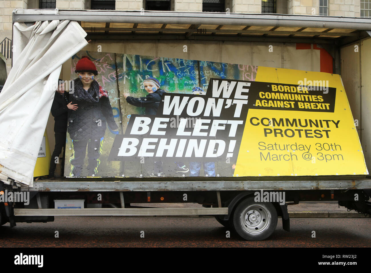 Belfast, Royaume-Uni. 08Th Mar, 2019. Le Sinn Féin, SDLP et des représentants de l'Alliance se sont joints aux membres de communautés frontalières contre Brexit pour le lancement d'un nouveau panneau et un anti-Brexit déclaration à Stormont Belfast, en Irlande du Nord, le lundi 4 mars 2019. Le groupe a annoncé une grande manifestation à la frontière le 30 mars. Crédit photo/Paul McErlane : Irish Eye/Alamy Live News Banque D'Images