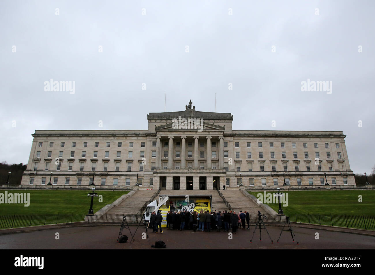 Belfast, Royaume-Uni. 08Th Mar, 2019. Le Sinn Féin, SDLP et des représentants de l'Alliance se sont joints aux membres de communautés frontalières contre Brexit pour le lancement d'un nouveau panneau et un anti-Brexit déclaration à Stormont Belfast, en Irlande du Nord, le lundi 4 mars 2019. Le groupe a annoncé une grande manifestation à la frontière le 30 mars. Crédit photo/Paul McErlane : Irish Eye/Alamy Live News Banque D'Images