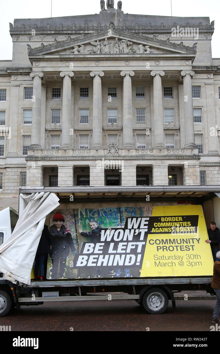 Belfast, Royaume-Uni. 08Th Mar, 2019. Le Sinn Féin, SDLP et des représentants de l'Alliance se sont joints aux membres de communautés frontalières contre Brexit pour le lancement d'un nouveau panneau et un anti-Brexit déclaration à Stormont Belfast, en Irlande du Nord, le lundi 4 mars 2019. Le groupe a annoncé une grande manifestation à la frontière le 30 mars. Crédit photo/Paul McErlane : Irish Eye/Alamy Live News Banque D'Images