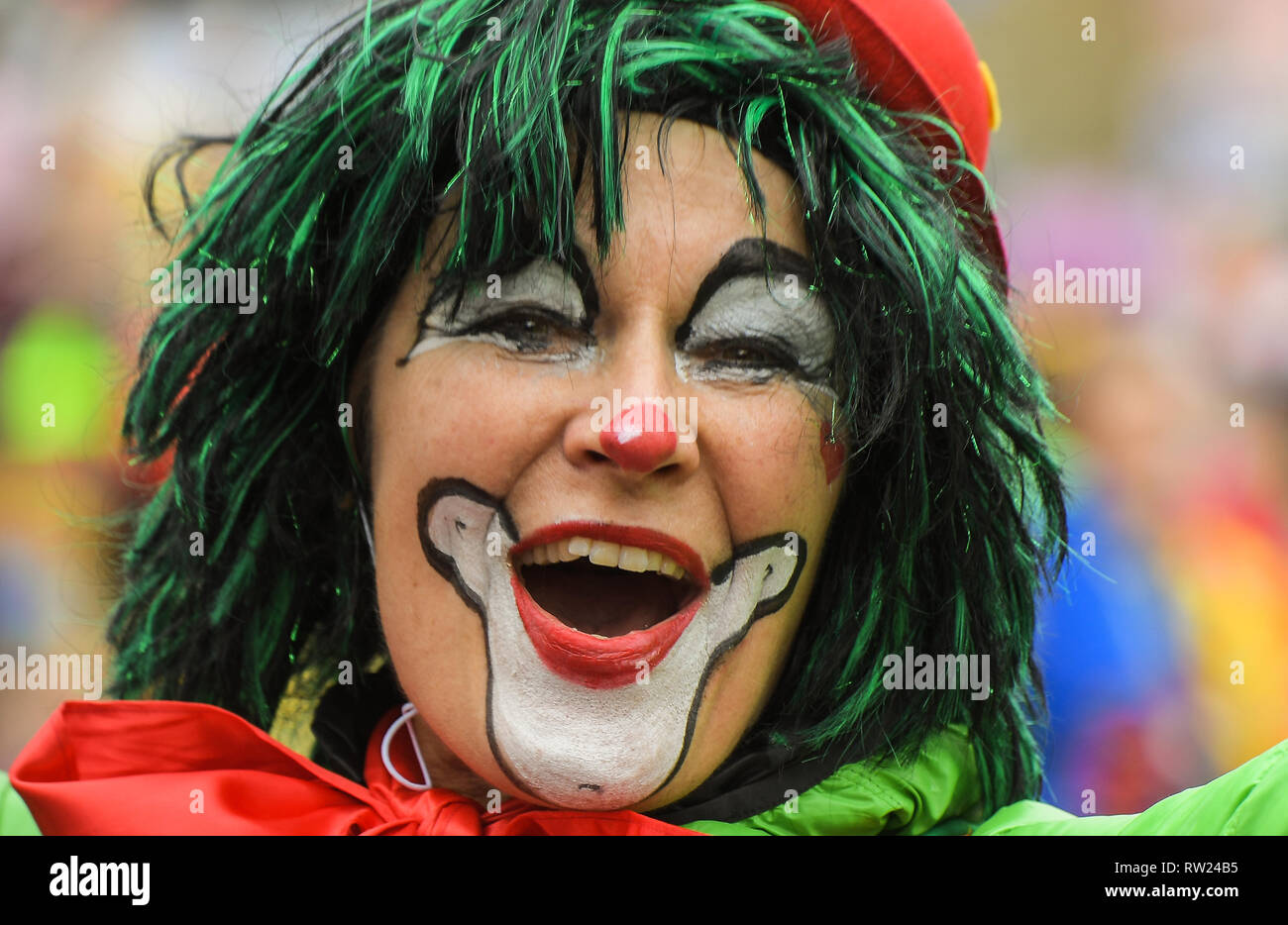 Mainz, Allemagne. 08Th Mar, 2019. Un clown rit de bon cœur sur l'Absolution Lundi procession. Le carnaval de rue atteint son point culminant avec la Rose Lundi processions. La 68e Rosenmontagszug à Mayence passe sous la devise 'la garde de tous les plaisirs grandeur et couleur sur Meenz nuit de Carnaval". Crédit : Andreas Arnold/dpa/Alamy Live News Banque D'Images