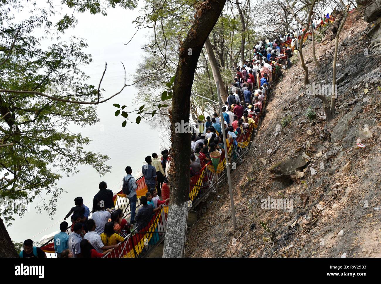 Maha Shivratri. Guwahati, Assam, Inde. Le 4 mars 2019. La foule de fidèles au Temple Umananda- Umananda Island est la plus petite île de la rivière au milieu du fleuve Brahmapoutre, à l'occasion de Shivratri. Banque D'Images
