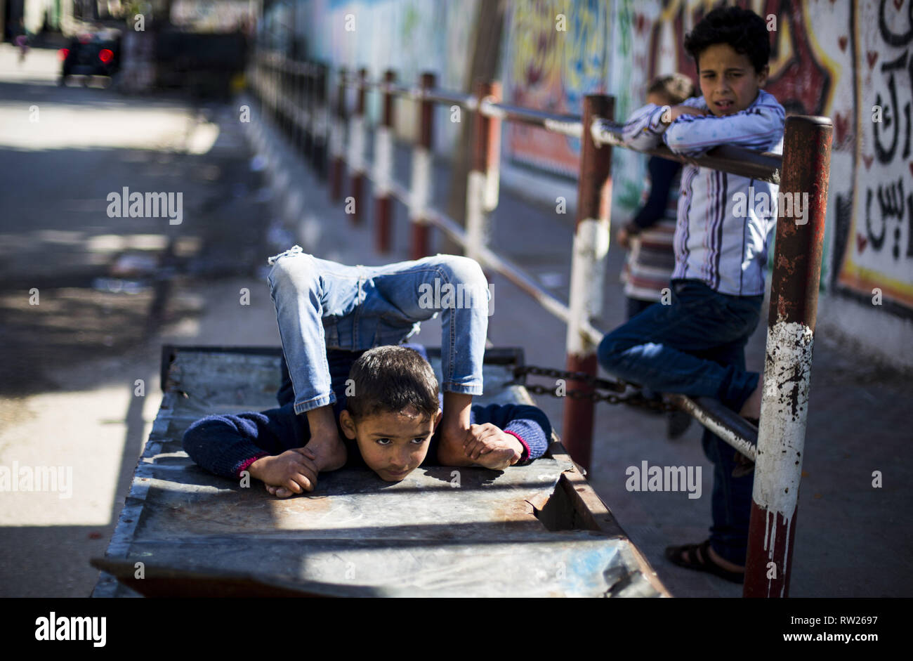 La ville de Gaza, la bande de Gaza, en Palestine. 4e Mar, 2019. Un enfant palestinien vu faire de l'exercice près de leur maison à la camp de réfugiés de Jabalya dans le nord de la bande de Gaza.à fort taux de chômage et le manque de débouchés dans la bande de Gaza, un nombre croissant de familles sont en situation de pauvreté après la perte de travail au cours des derniers 12 ans de blocus à Gaza. Credit : Mahmoud Issa/SOPA Images/ZUMA/Alamy Fil Live News Banque D'Images