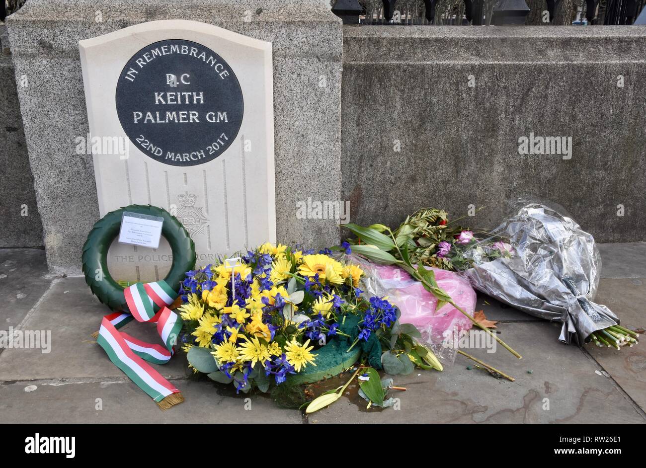 4e Mar 2019. Bouquets continuent d'être portées au nouveau mémorial pour PC Keith Palmer à l'approche du deuxième anniversaire de sa mort dans l'attaque terroriste sur le Westminster Bridge 22.03.2017.Chambres du Parlement de Westminster, London,UK.Crédit : michael melia/Alamy Live News Banque D'Images