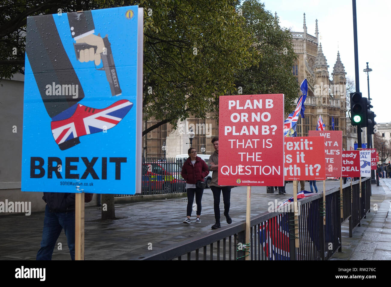 Londres, Royaume-Uni. 4e Mar 2019. Militante Anti-Brexit démontrer en face du Palais de Westminster à Londres. Crédit : Thomas Krych/Alamy Live News Banque D'Images