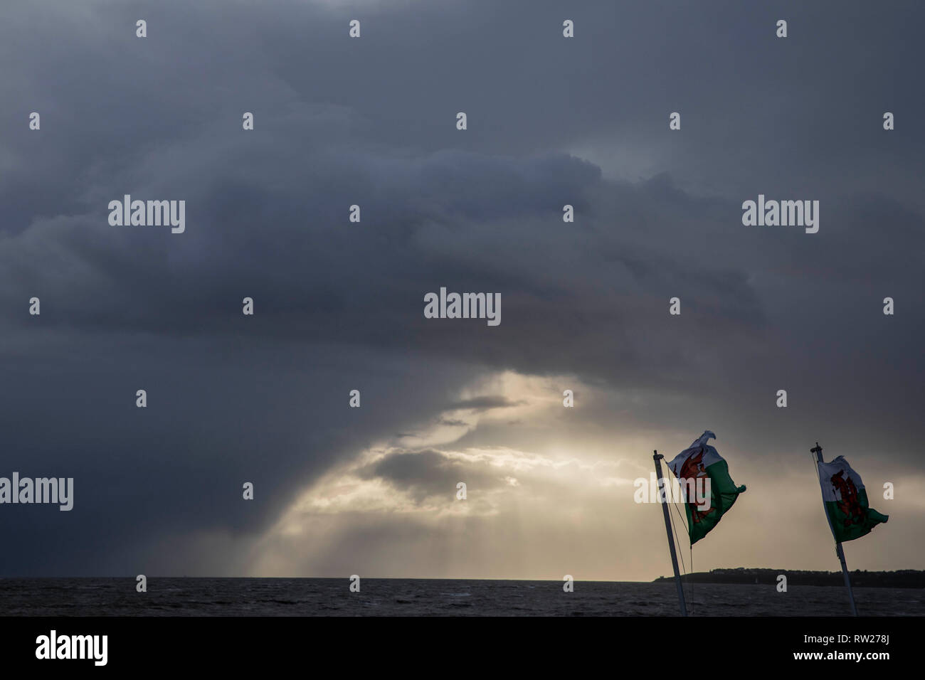 Sully, Pays de Galles, Royaume-Uni. 4e mars 2019. Battu par le vent drapeaux gallois de gardes-côtes à l'affût sur le canal de Bristol comme Freya tempête frappe le Sud du Pays de Galles. Credit : Mark Hawkins/Alamy Live News Banque D'Images