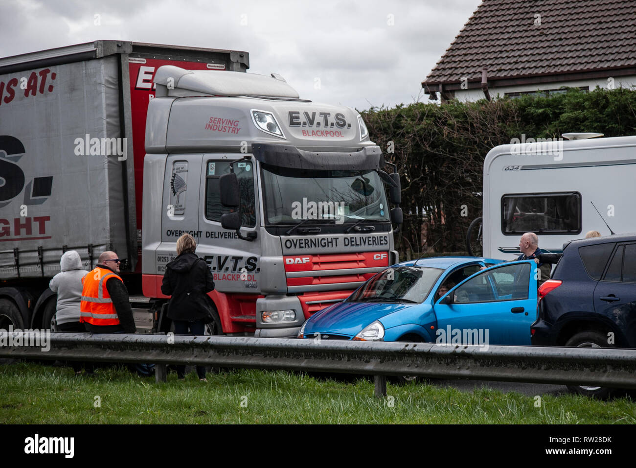 Accident de la circulation HGV avec une voiture sur une route à deux voies ; TRC sur le rond-point de la voie Gravel A565 entre le véhicule lourd DAF et la petite voiture familiale compacte Ford qui a fini par être poussé latéralement sur la route. Banque D'Images Accident de la circulation HGV avec une voiture sur une route à deux voies ; TRC sur le rond-point de la voie Gravel A565 entre le véhicule lourd DAF et la petite voiture familiale compacte Ford qui a fini par être poussé latéralement sur la route. Banque D'Images