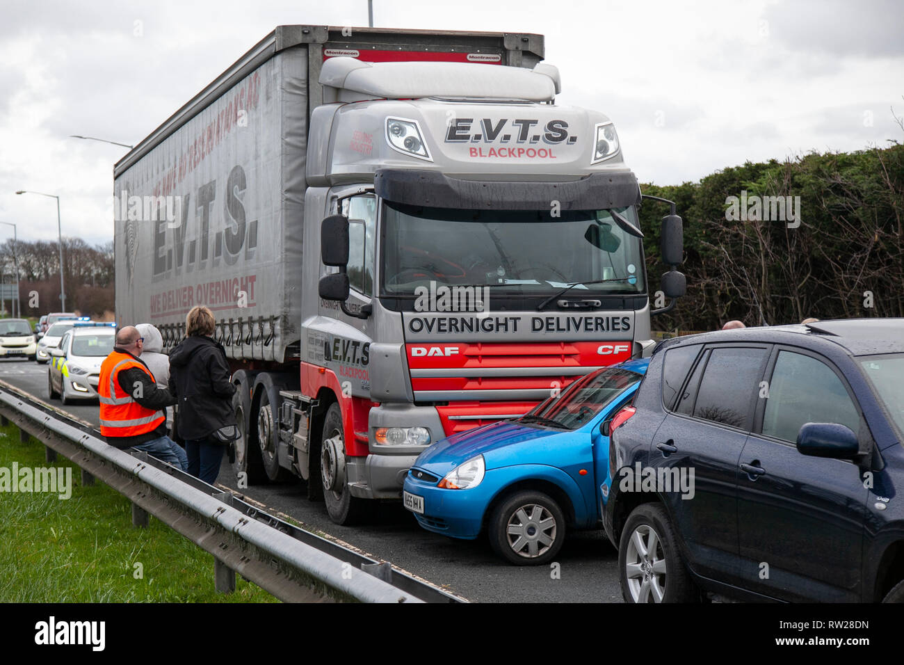 Accident de la circulation HGV avec une voiture sur une route à deux voies ; TRC sur le rond-point de la voie Gravel A565 entre le véhicule lourd DAF et la petite voiture familiale compacte Ford qui a fini par être poussé latéralement sur la route. Banque D'Images Accident de la circulation HGV avec une voiture sur une route à deux voies ; TRC sur le rond-point de la voie Gravel A565 entre le véhicule lourd DAF et la petite voiture familiale compacte Ford qui a fini par être poussé latéralement sur la route. Banque D'Images