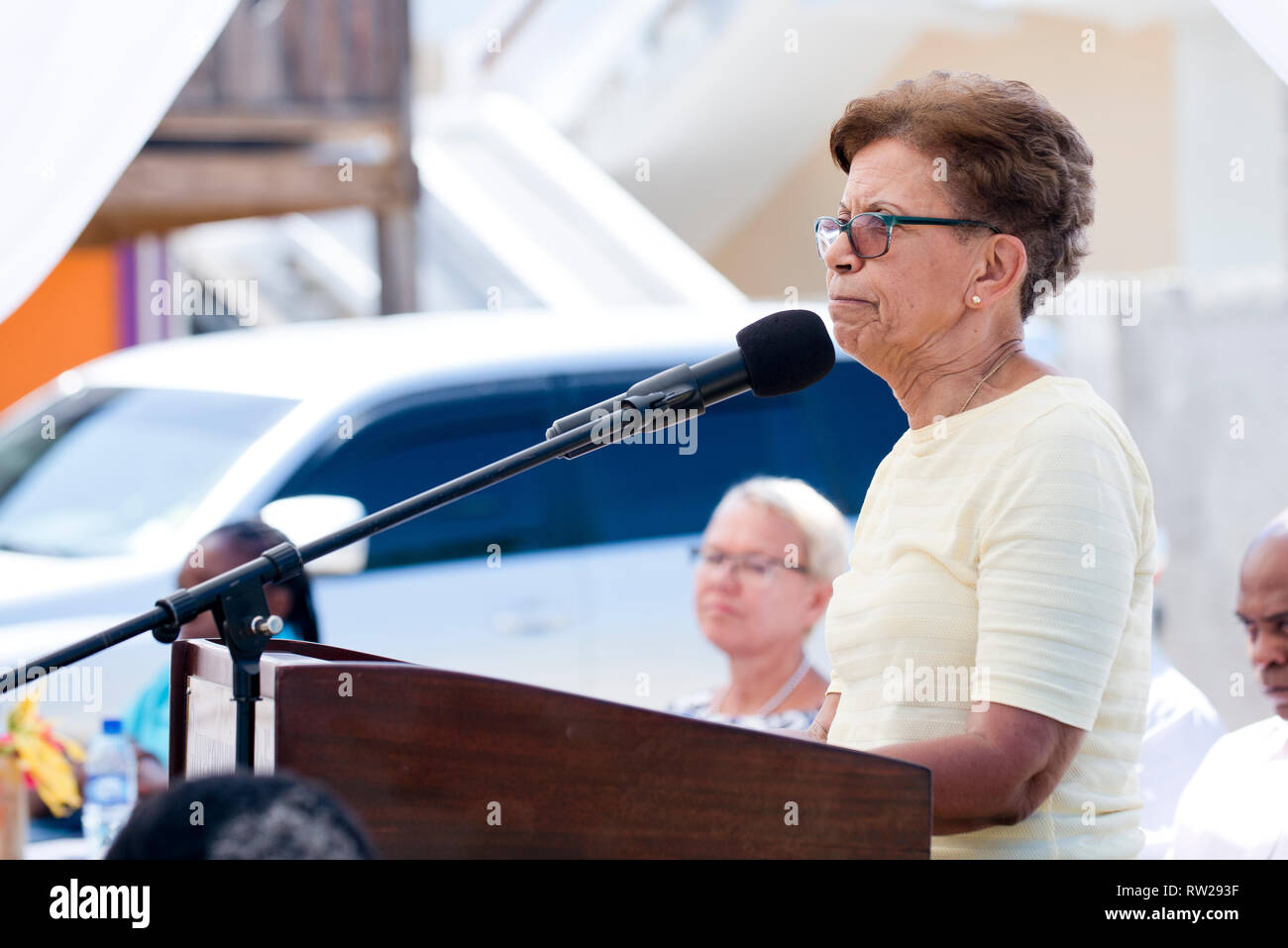 Hopkins Village, district de Stann Creek, Belize. 4e Mar 2019. L'ambassadeur Yvonne Hyde, chef de la direction et NAO, ministère du Développement économique et du pétrole, l'adresse à l'auditoire lors de l'inauguration de la route principale Hopkins, une initiative conjointe avec l'UE, le Belize, le gouvernement et les mesures d'accompagnement de la banane. Credit : Roi Brooks/Alamy Live News Banque D'Images