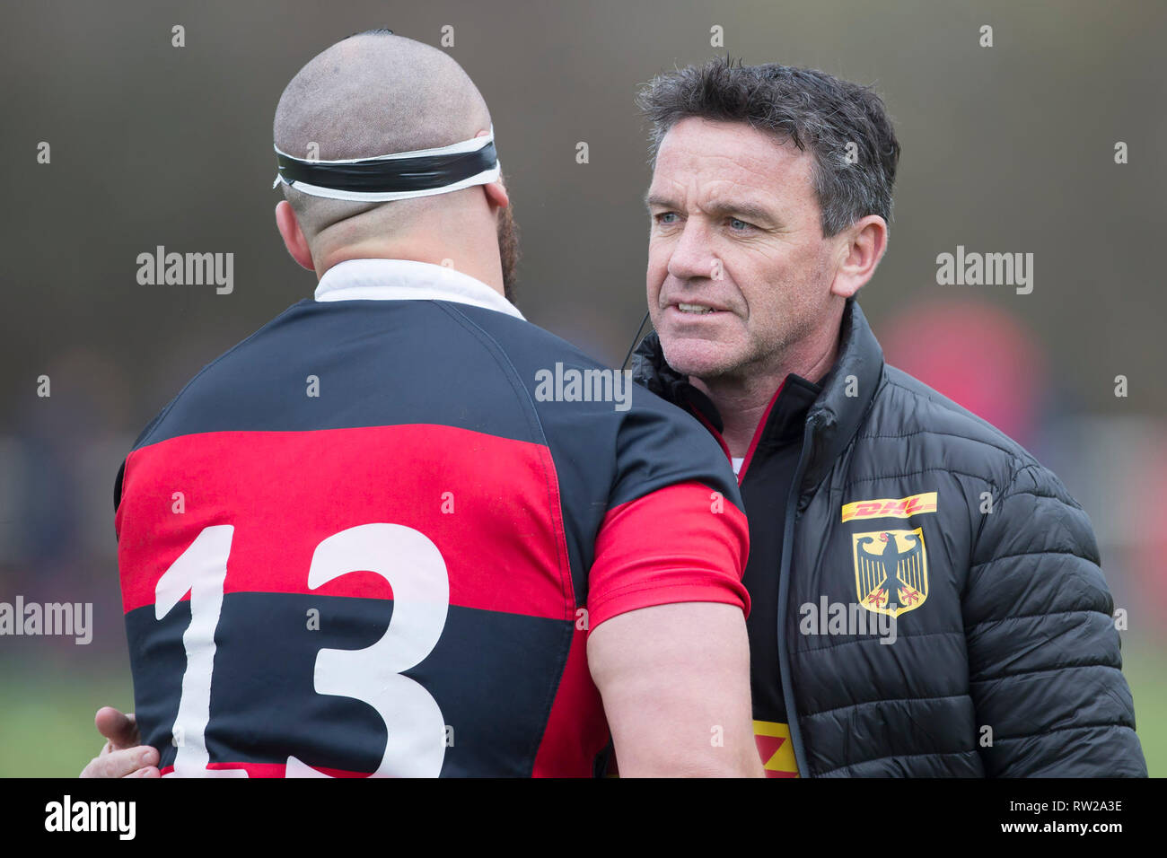 Heidelberg, Allemagne. 09Th Mar, 2019. Troisième match du championnat d'Europe de Rugby 2019 : Germany-Russia sur 09.02.2019 à Heidelberg. Entraîneur Mike Ford (Allemagne, à droite) parle à Toby Williams (Allemagne, 13). Credit : Jürgen Kessler/dpa/Alamy Live News Banque D'Images