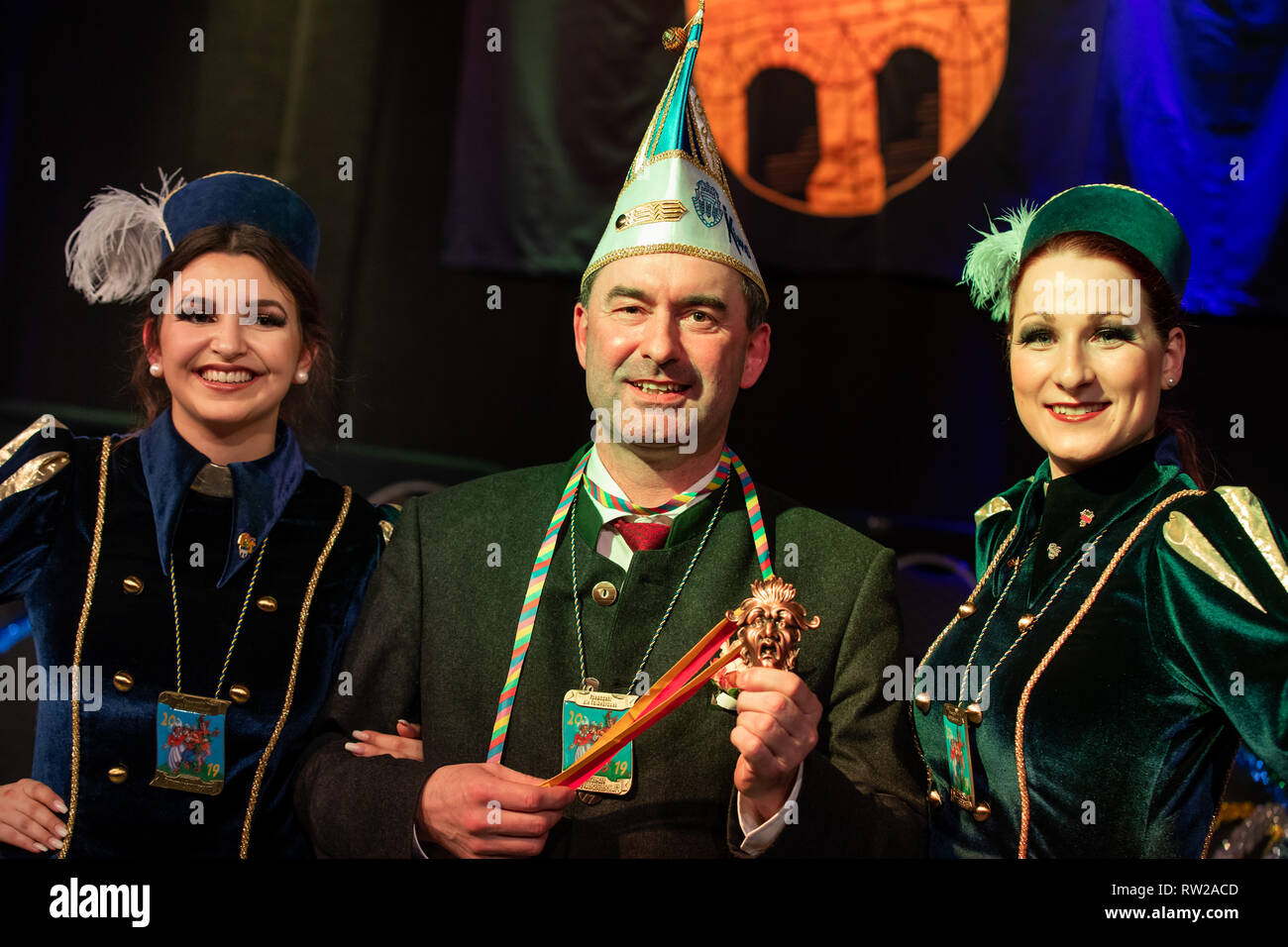 Kitzingen, Allemagne. 08Th Mar, 2019. Hubert Aiwanger, Ministre de l'économie et de l'État Président de la libre les électeurs de Bavière, se présente avec deux pages au cours de la session de la cérémonie (KiKaG Karnevalsgesellschaft Kitzinger) la disquette avec l'ordre de la bouche qu'il a été honoré avant. La commande a été bâclé accordées depuis 1989 à esprit vif de personnalités issues de la politique, le divertissement et la société. Crédit : Daniel Karmann/dpa/Alamy Live News Banque D'Images