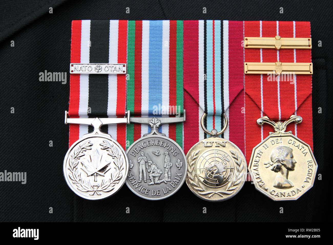 Médailles de guerre sur des rubans colorés Banque D'Images