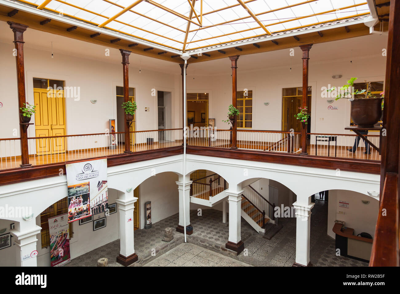 Ambato, Équateur, avril 2018 : cour intérieure du musée provincial Casa del Portal, où les expositions itinérantes d'artistes nationaux et extanger Banque D'Images