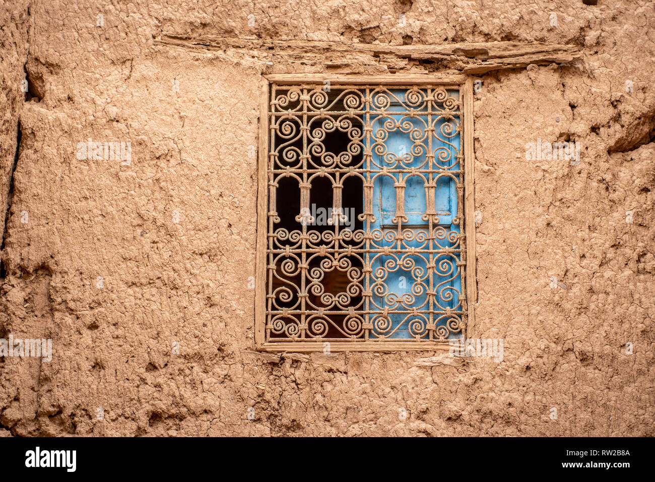 Fenêtre à motifs dans les ruines de Foum Zguid, Maroc Banque D'Images