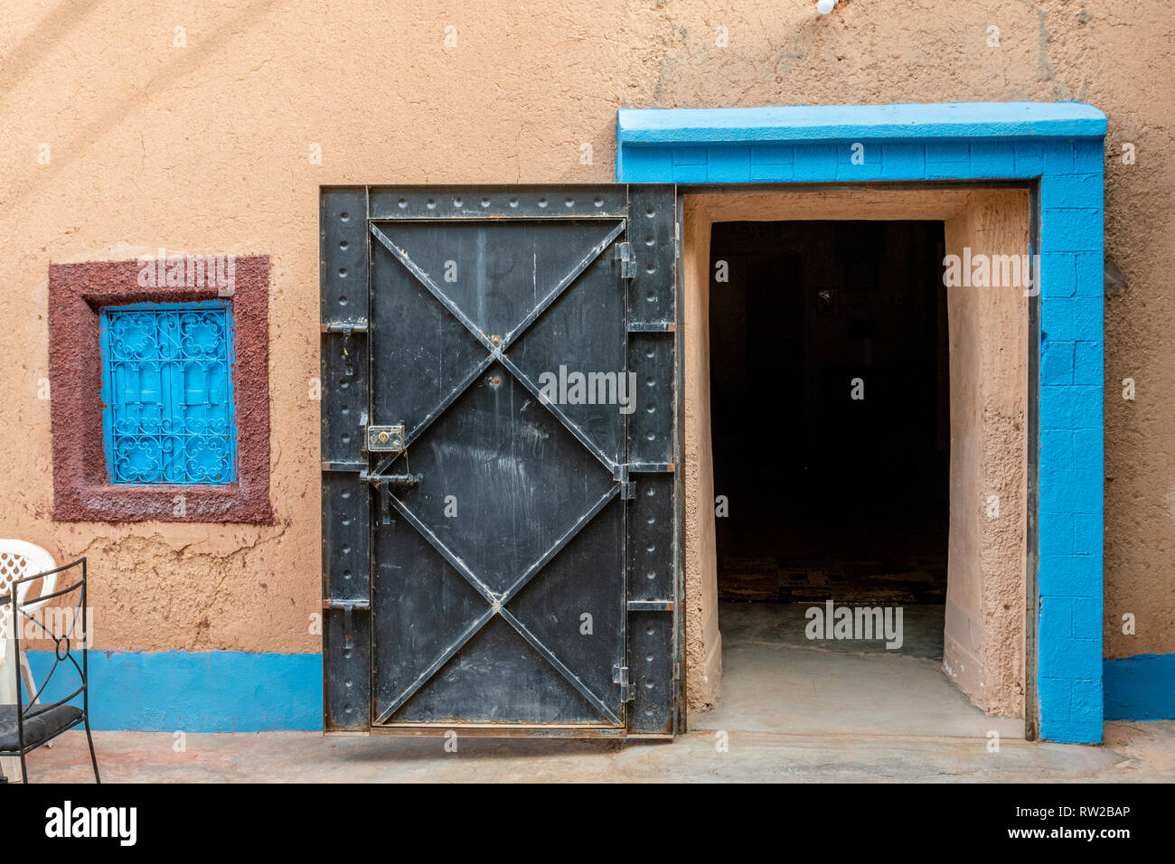 Ouvrir une porte de métal à une maison, Dades, Maroc Banque D'Images