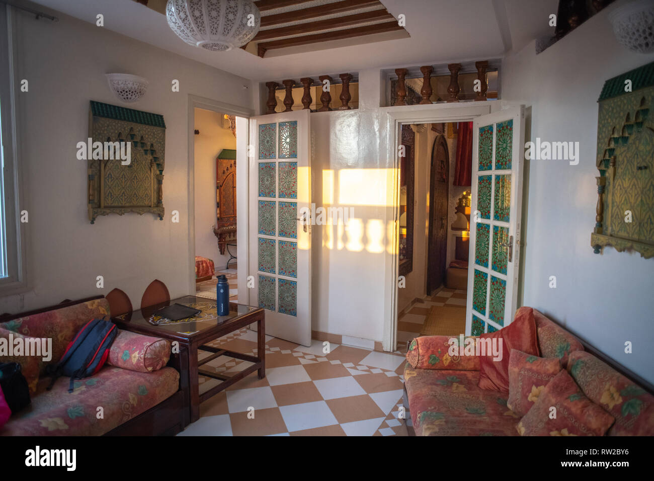 Intérieur de salle de séjour de Marrakech accueil que la lumière du soleil arrive et hits wall, Maroc Banque D'Images