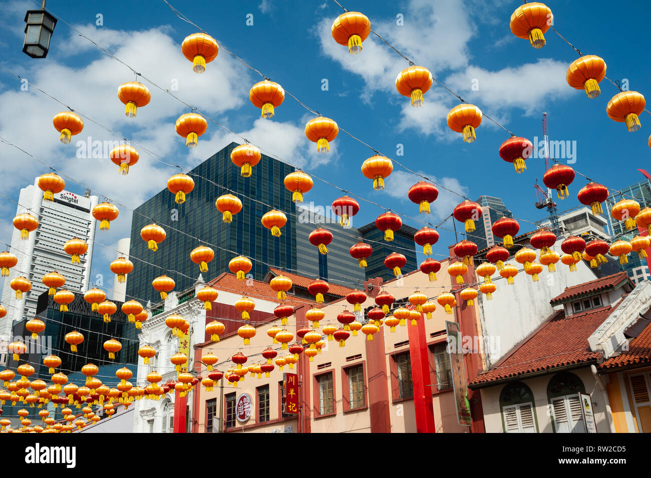 11.02.2019, Singapour, République de Singapour, en Asie - Décoration de rue avec des lanternes le long de South Bridge Road dans le quartier chinois. Banque D'Images