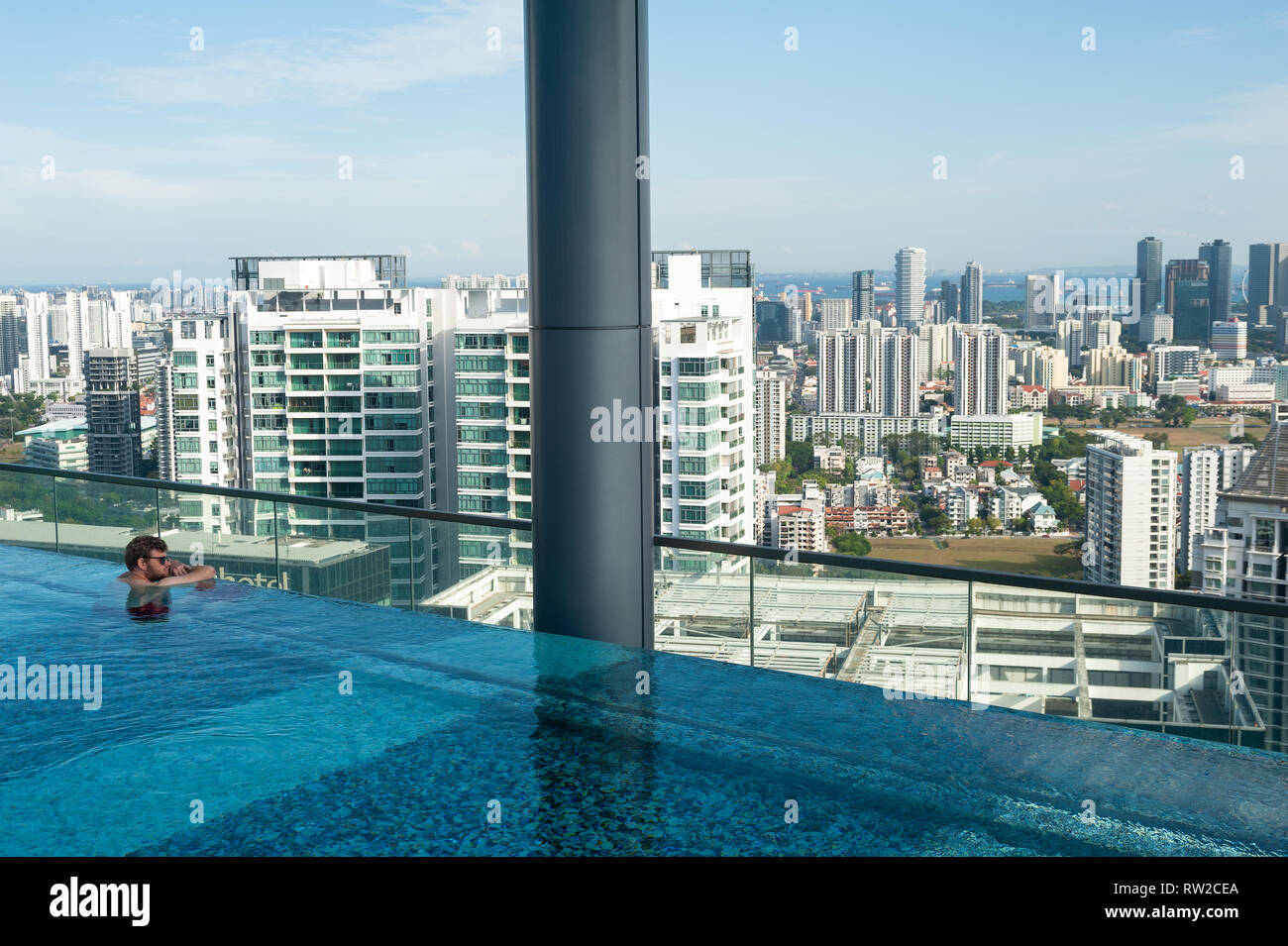 12.02.2019, Singapour, République de Singapour, en Asie - un client de l'hôtel est à la recherche au centre-ville paysage urbain de bord de l'eau d'une piscine sur le toit. Banque D'Images