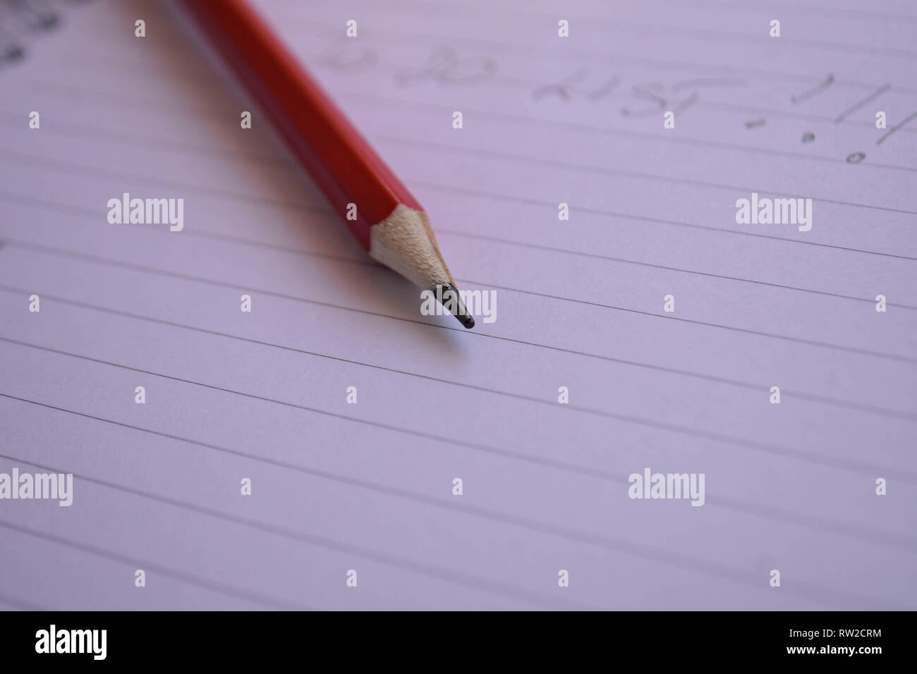 Crayon rouge avec un ordinateur portable sur une table en bois Enregistrer des idées créatives sur le papier. L'équipement de base avant de l'ordinateur. Sur la table rustique - Image d'arrière-plan Banque D'Images