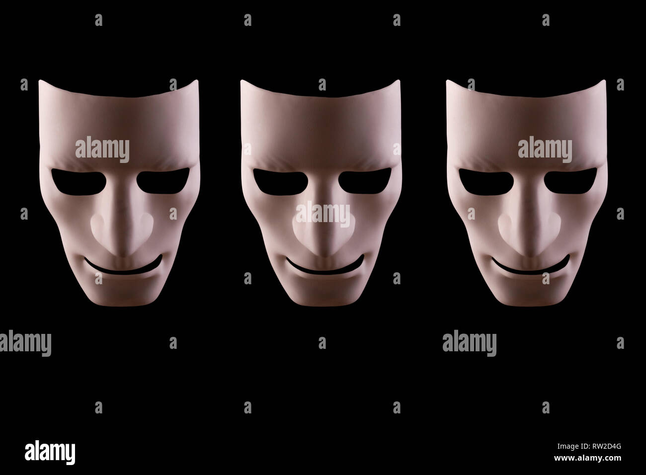 Trois visages robotiques en blanc sur fond noir. Concept d'intelligence artificielle qui travaillent ensemble. Banque D'Images