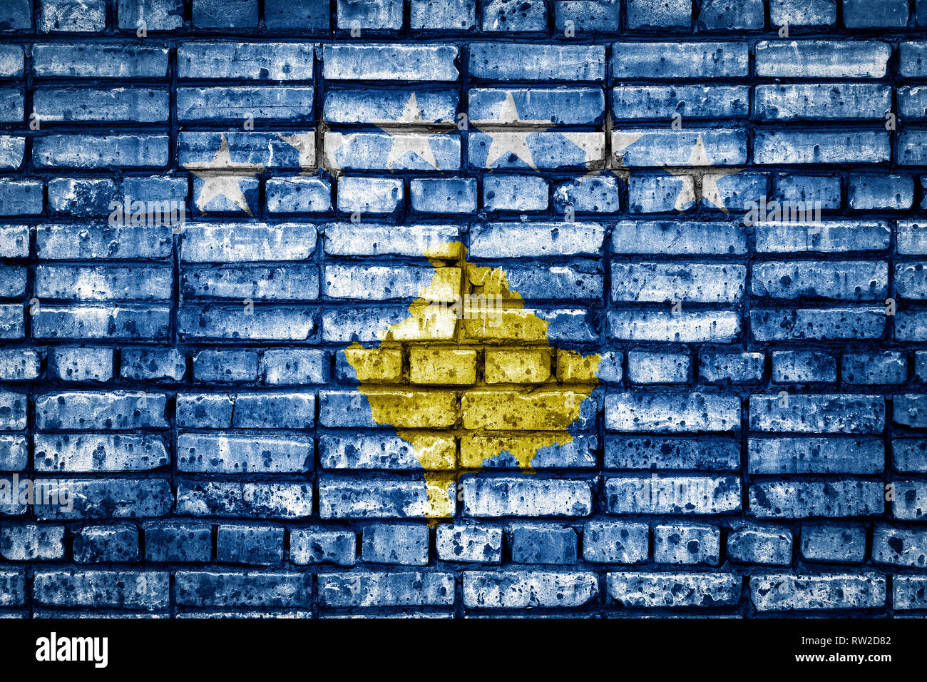 Drapeau national du Kosovo sur un fond de brique. Image Concept pour le Kosovo : la langue , les personnes et la culture. Banque D'Images