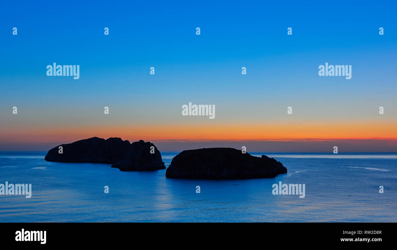 Les eaux bleu sous un ciel bleu au coucher du soleil avec les îles Malgrats, Majorque, Îles Baléares, Espagne Banque D'Images