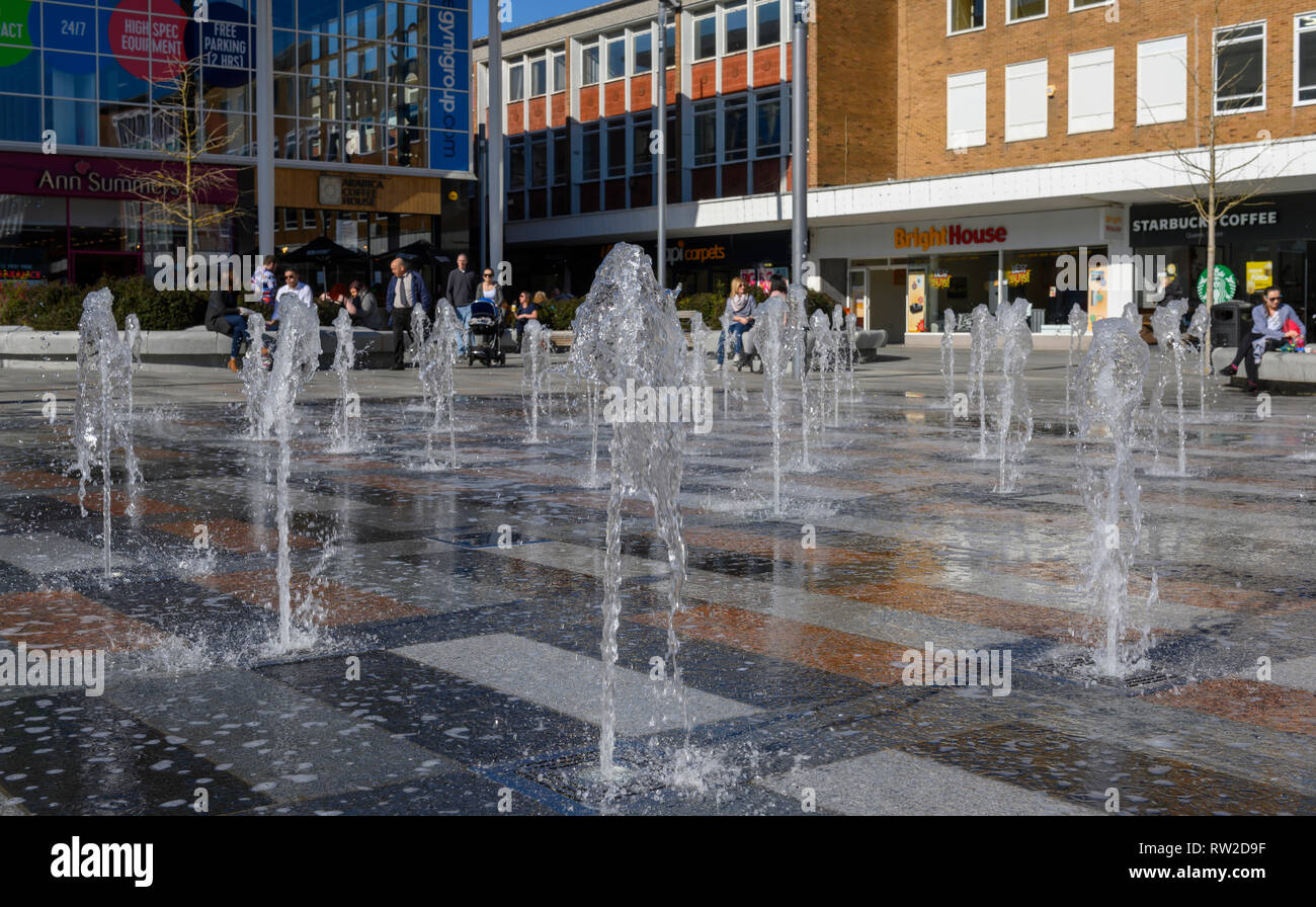 De nouvelles fontaines d'eau dans le Queens Square à Crawley, West Sussex, England, UK Banque D'Images