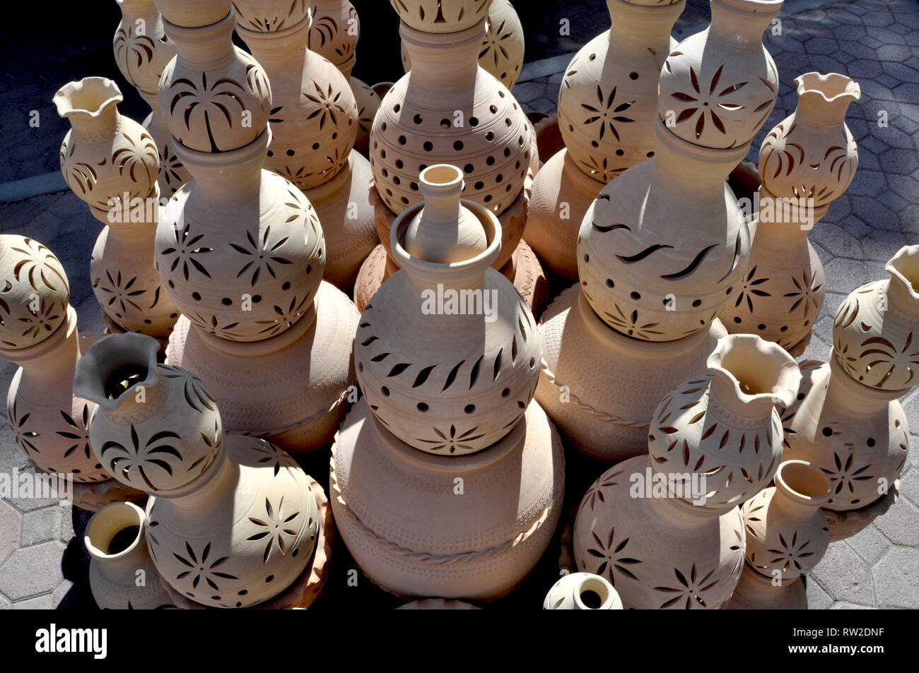 Du Moyen-Orient arabe traditionnelle des pots d'argile dans la ville de Nizwa Oman. Banque D'Images