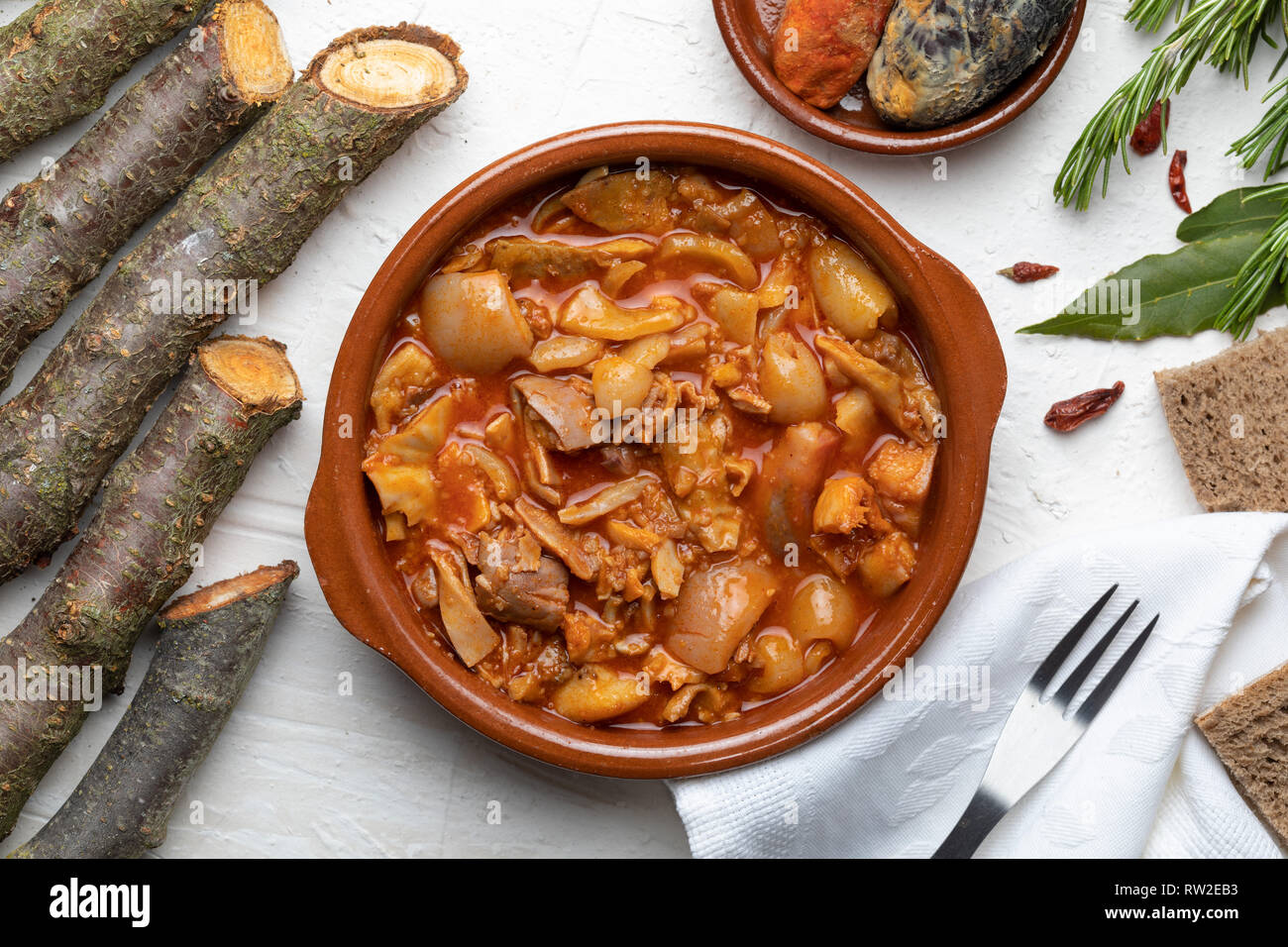 Tripes en pot en argile. Vue d'en haut. Aspect rustique. Callos a la madrileña (). Banque D'Images