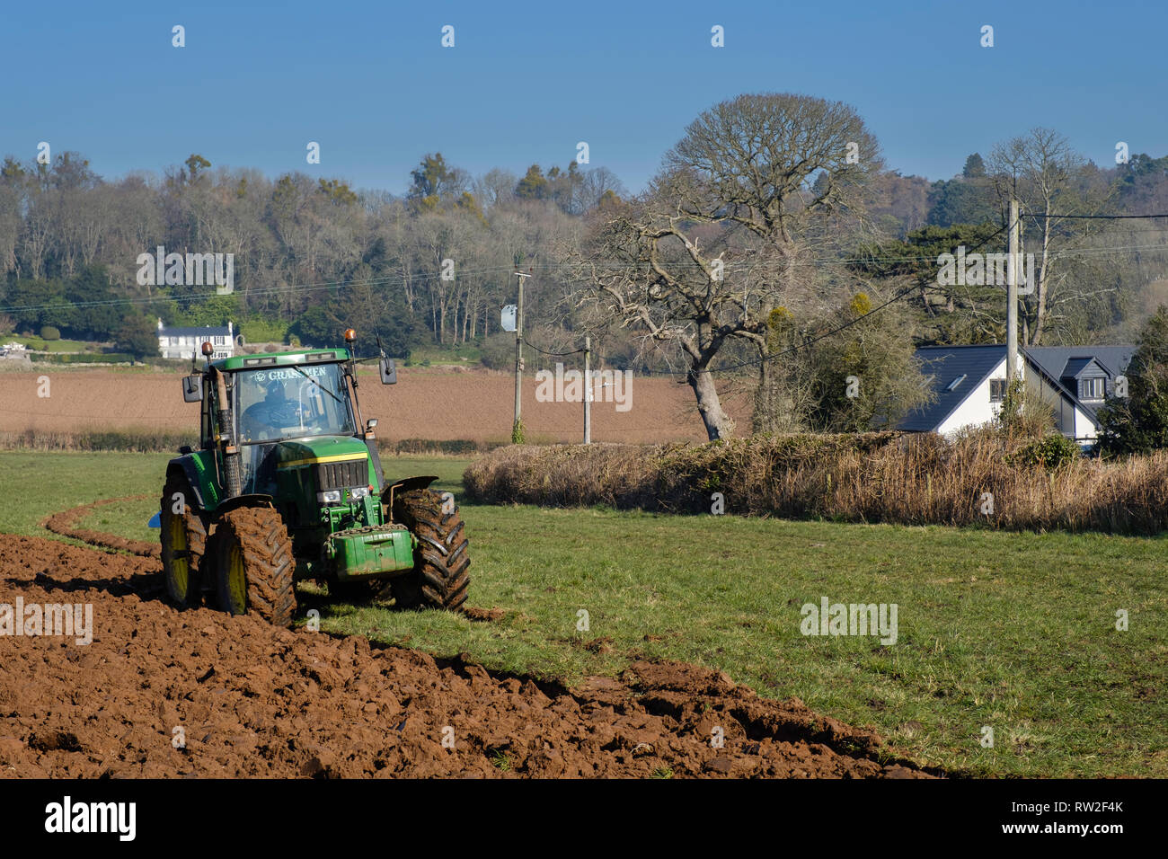 Tracteur LABOURAGE DU PRINTEMPS. Banque D'Images