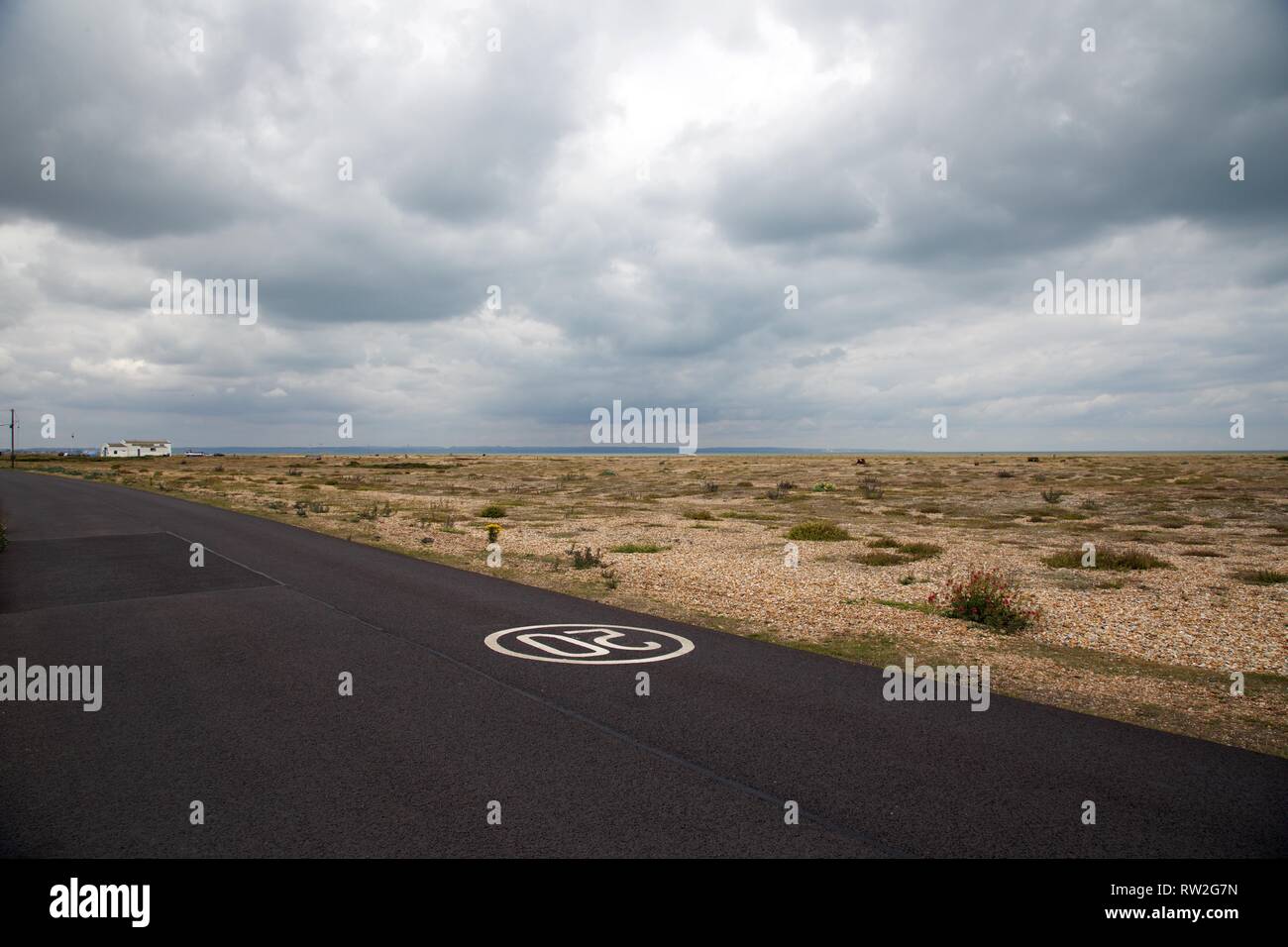 Route solitaire dans un paysage sombre Pas de voitures, Dungeness Kent Banque D'Images