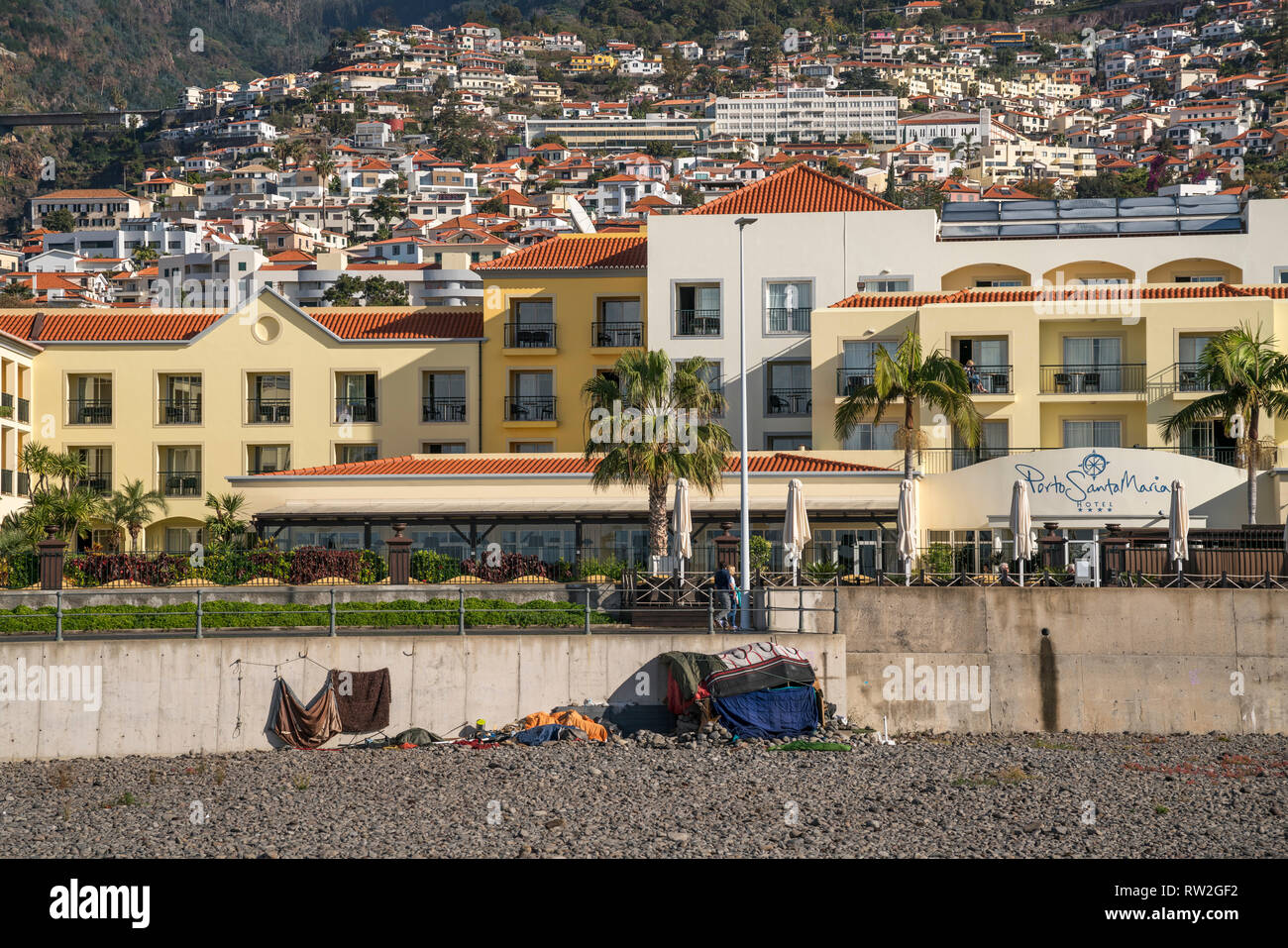 Obdachlosen Unterkunft vor dem Hotel Porto Santa Maria, Funchal, Madeira,  Portugal, Europa | Sans-abri à l'hôtel Porto Santa Maria, Funchal, Madère,  P Photo Stock - Alamy