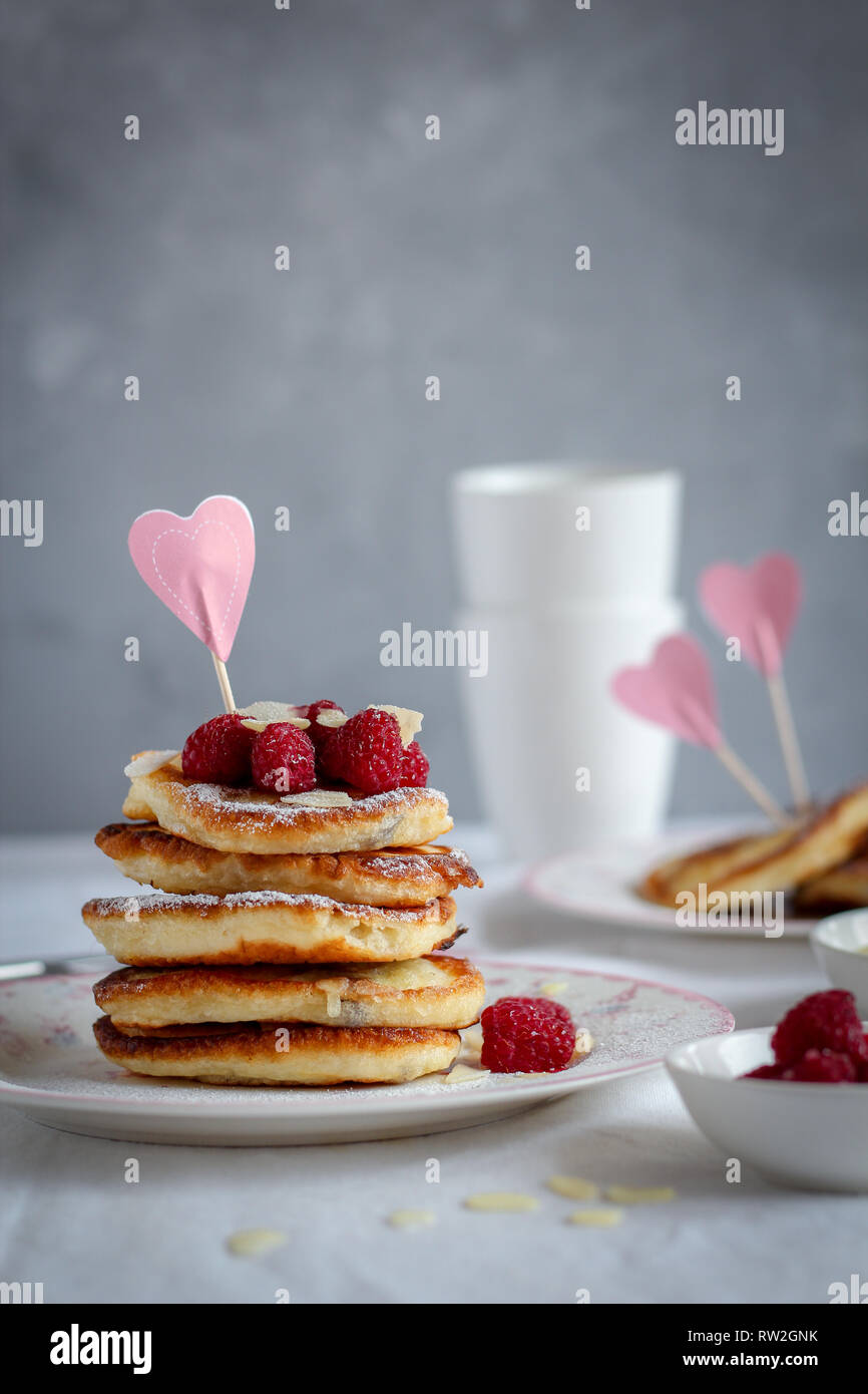 Une pile de crêpes aux framboises et coeur du décor, l'humeur sombre Banque D'Images