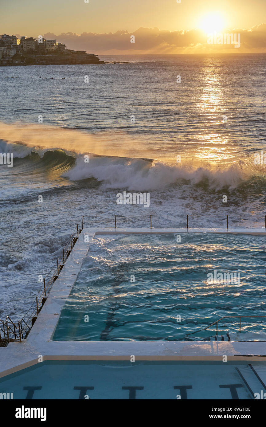 Scène de plage : vagues se briser au lever du soleil sur la célèbre eau de piscines avec vue sur l'océan plage de Bondi Beach - Sydney, Australie. Banque D'Images