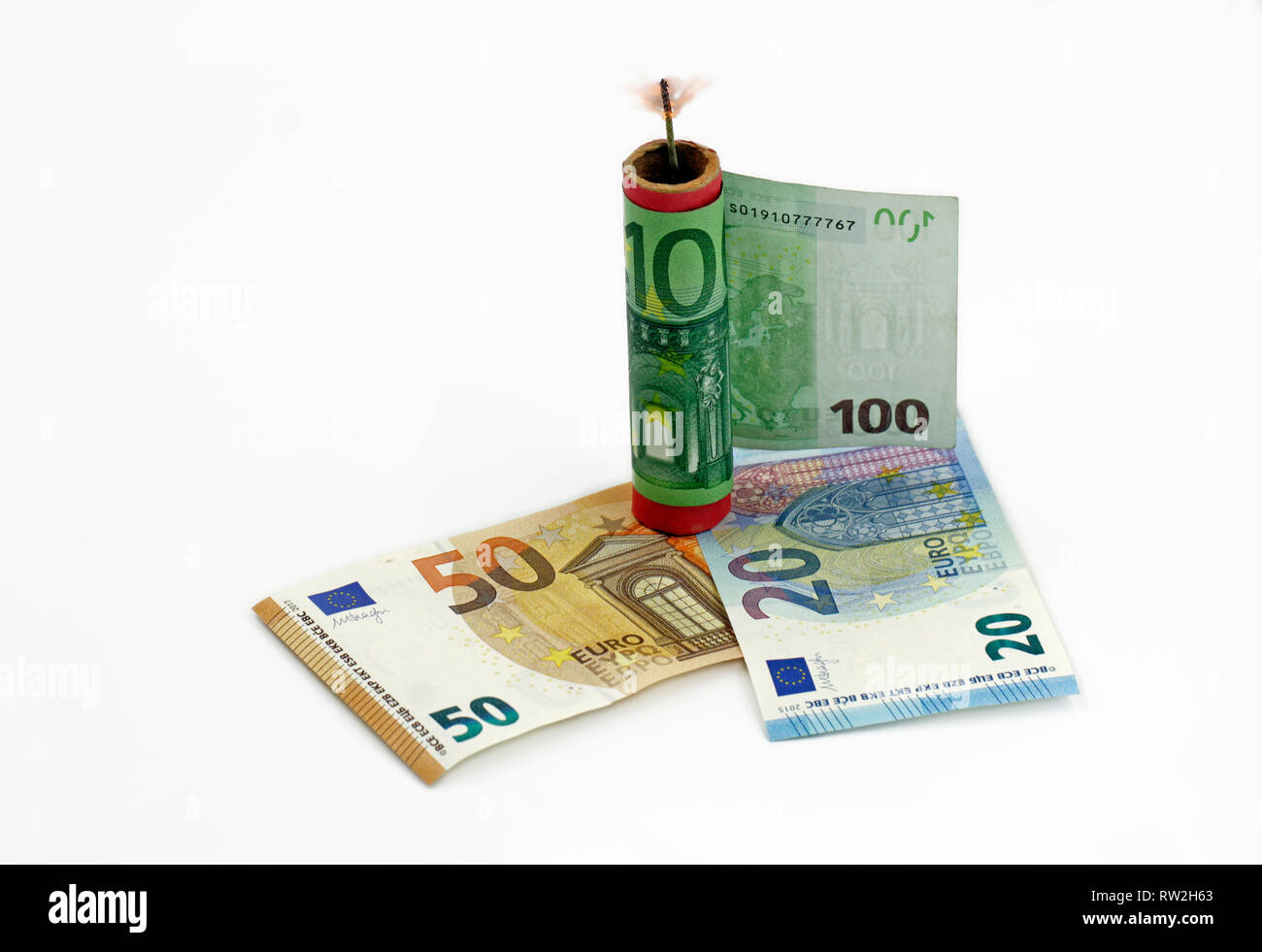 Billet d'euro, de l'argent autour d'un pétard avec une mèche, brûlant des déchets concept d'argent à silvester Banque D'Images