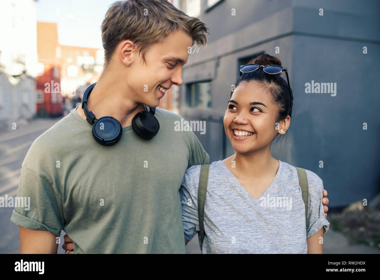 Smiling young couple dans la ville Banque D'Images