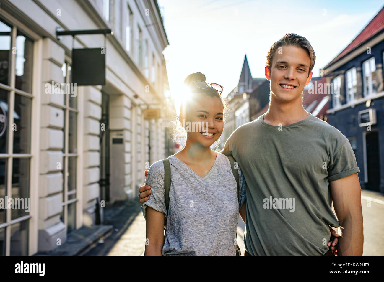 Jeune couple dans la ville et souriant Banque D'Images