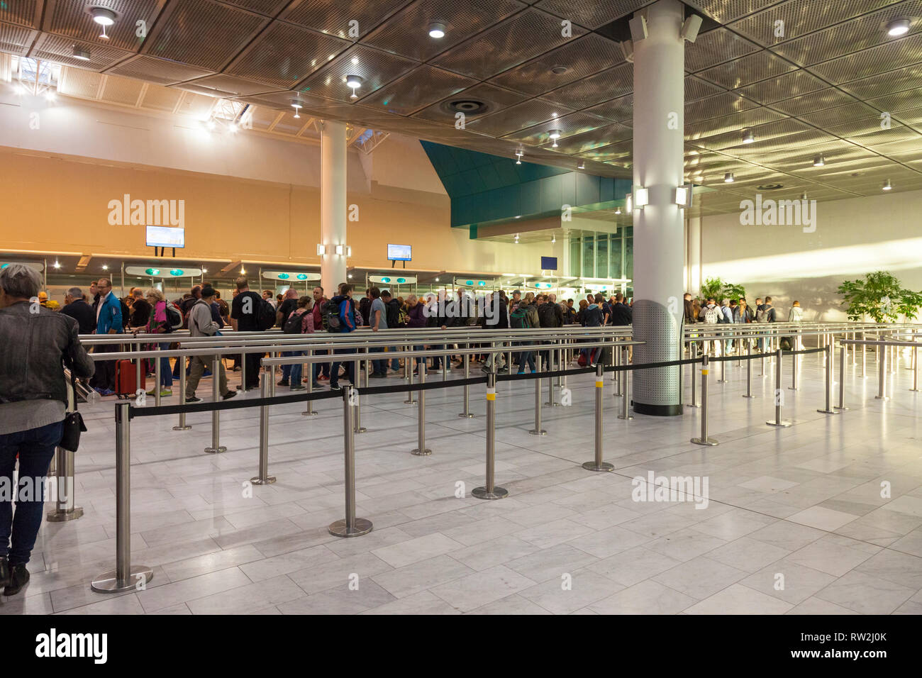 Longue file d'attente au contrôle des passeports dans le hall des arrivées internationales, l'Aéroport International du Cap, à l'entrée en Afrique du Sud. Voyage, tourisme, Banque D'Images