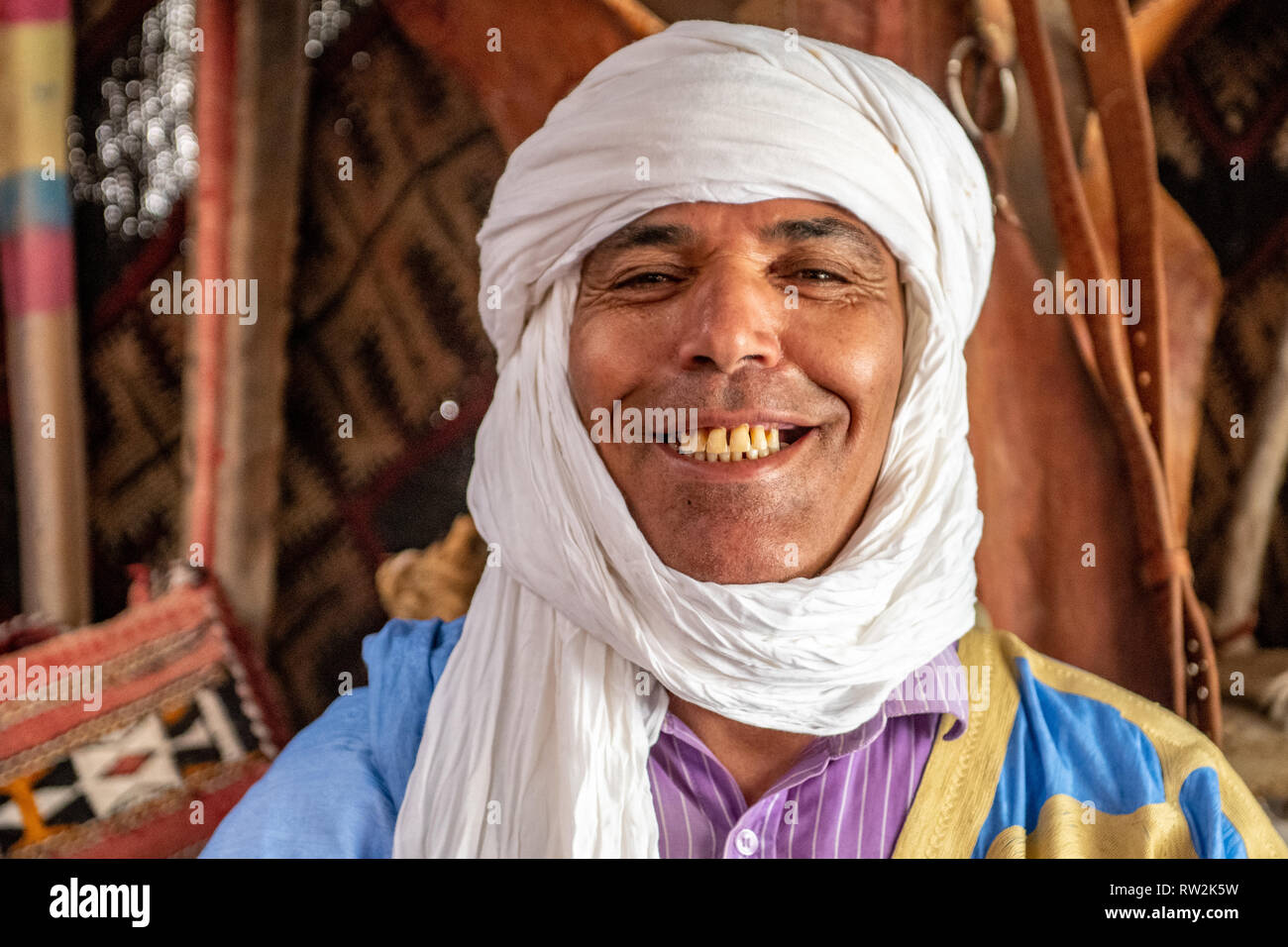 Portrait d'homme portant un turban berbère smiling, Oasis Tighmert, Maroc Banque D'Images
