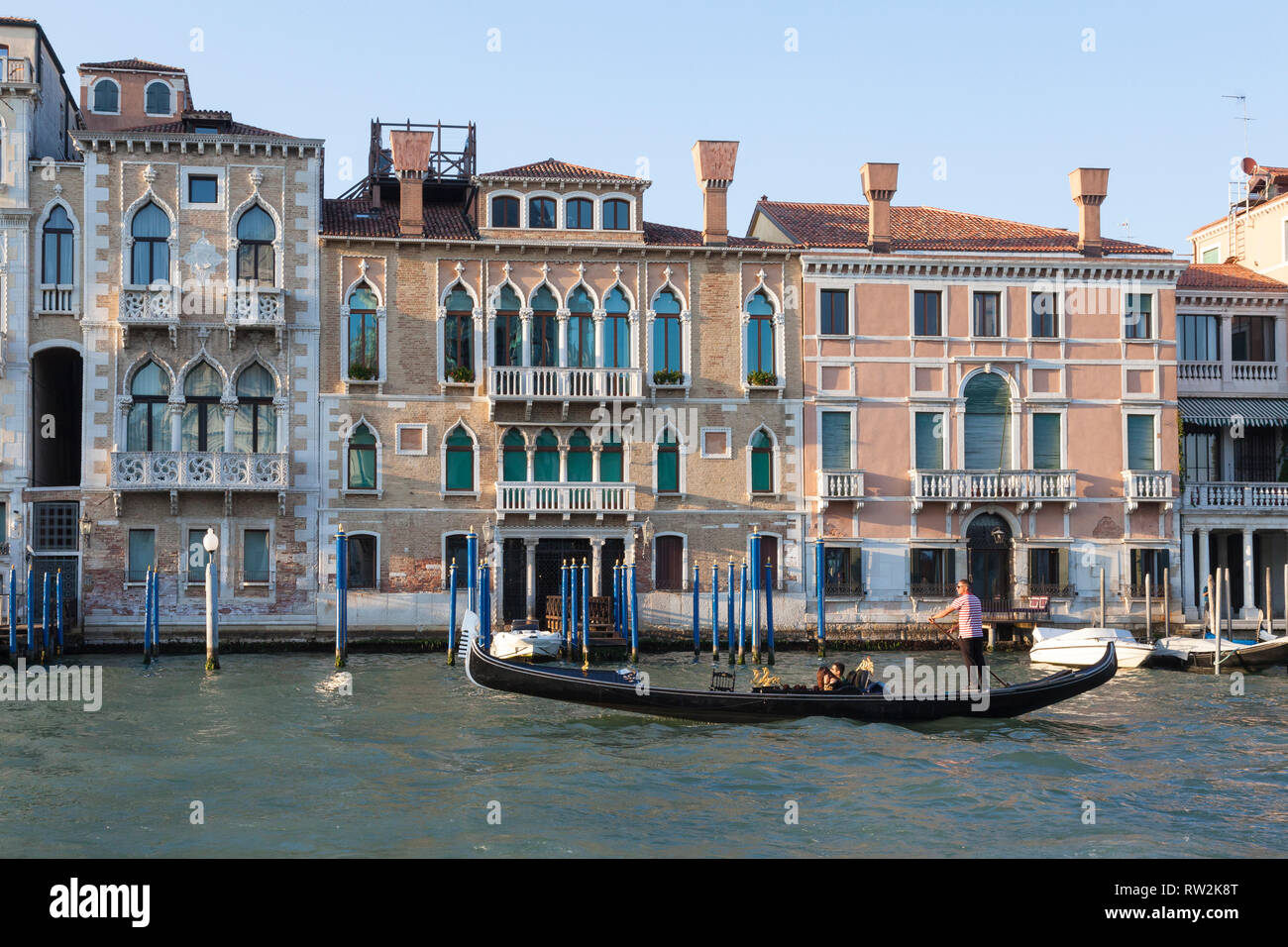 Gondola sur Grand Canal au coucher du soleil avec le Palazzo Contarini Fasan, Palazzo Contarini Vernier et Palazzo Giustinian Michiel Alvise, San Marco, Venise, V Banque D'Images