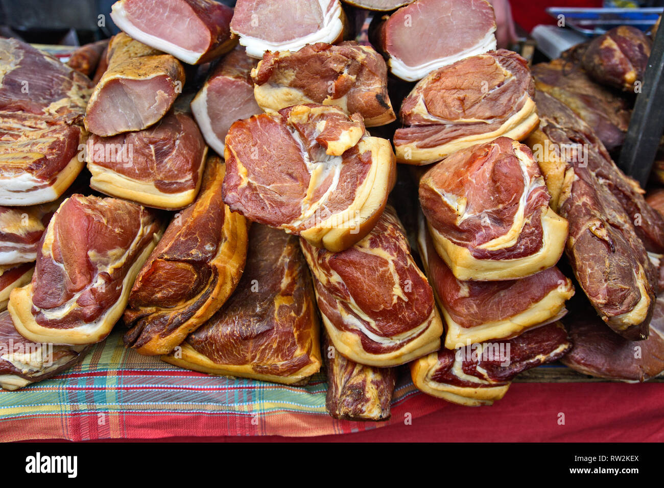 Plusieurs produits de viande séchée exposées à la vue et la dégustation avant la vente. Banque D'Images Plusieurs produits de viande séchée exposées à la vue et la dégustation avant la vente. Banque D'Images