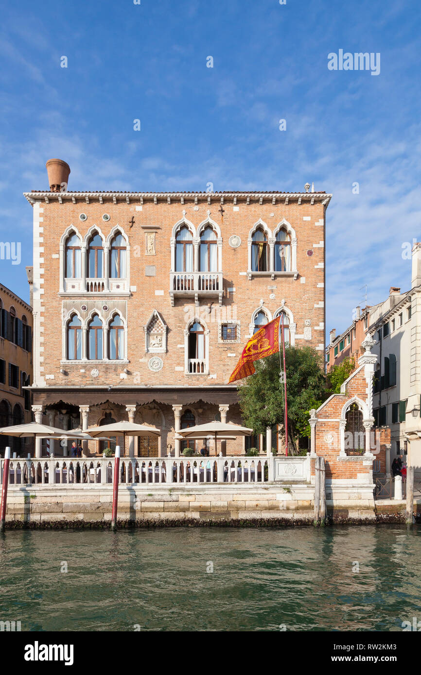 Hôtel Palazetto Stern dans un palais mauresque C 15 sur le Grand Canal, Dorsoduro, Venise, Vénétie, Italie avec jardin privé au coucher du soleil. Logements de Luxe Banque D'Images