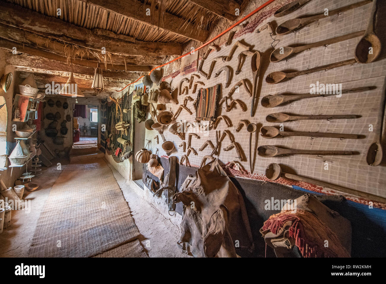 Vue vers le bas du couloir de la MŽmoire MusŽe nomade avec une variété de cuillères en bois et autres objets exposés à partir de nomades berbères, Oasis Tighmert, Mo Banque D'Images