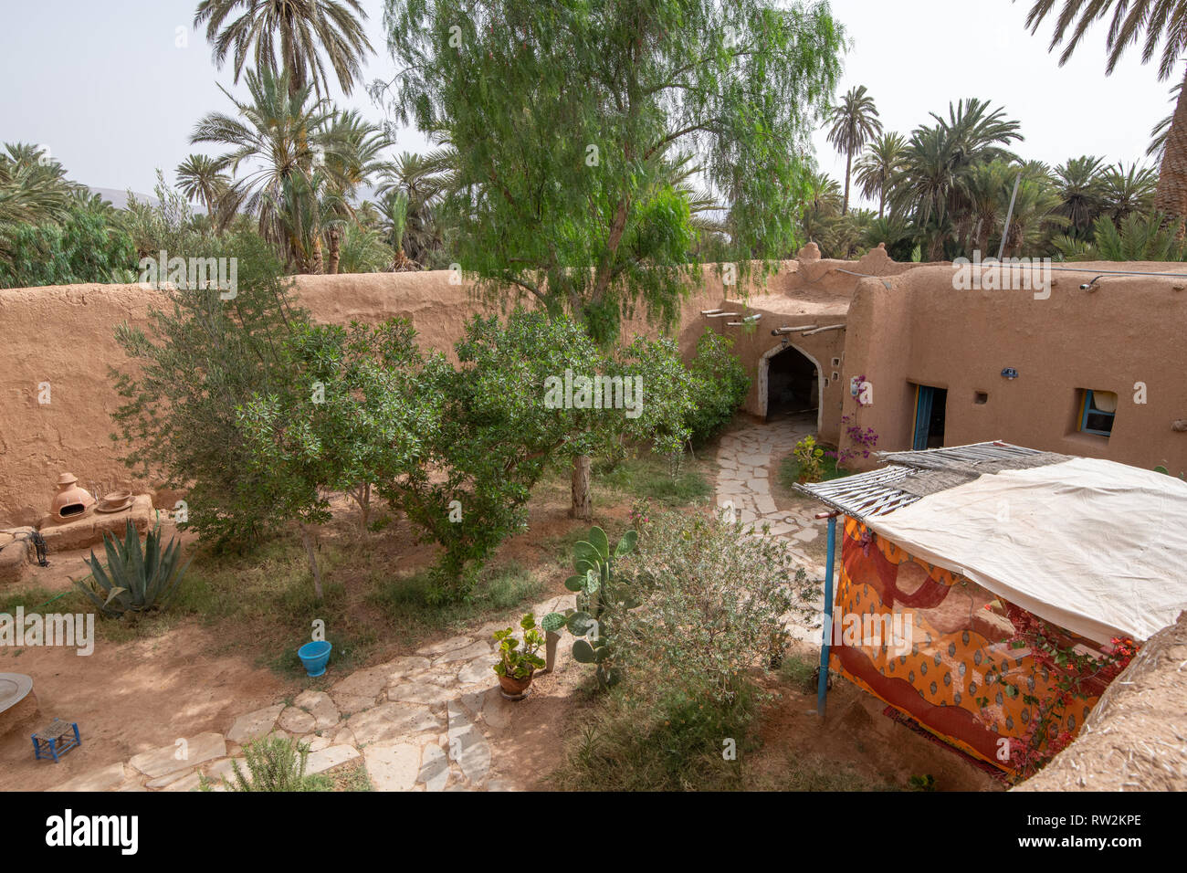 Portrait de cour avec en pisé traditionnel construit avec des arbres, Oasis Tighmert, Maroc Banque D'Images