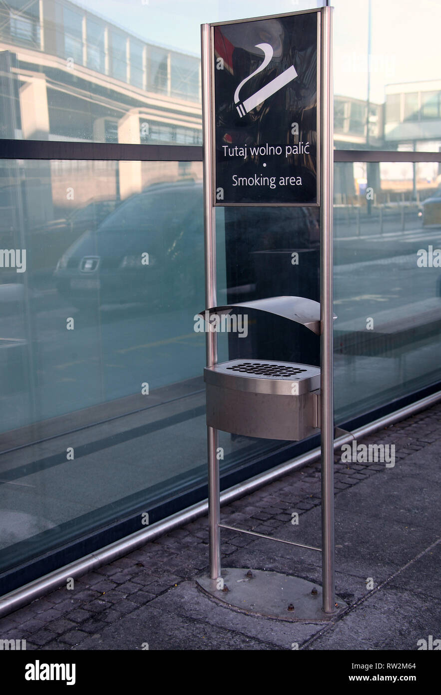 Fumeurs à l'extérieur du terminal de l'aéroport de Gdansk Banque D'Images Fumeurs à l'extérieur du terminal de l'aéroport de Gdansk Banque D'Images